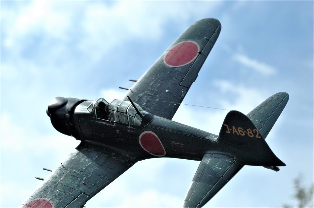 １６０４）ずっしり重いダイカスト製　ゼロ戦？　２機まとめて　難あり 1604）ずっしり重いダイカスト製 ゼロ戦？ 2機まとめて 難