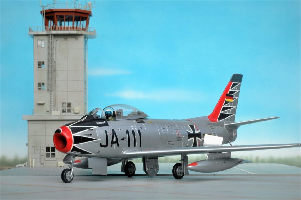 ★F-86F セイバー戦闘機　置物 ☆F-86F セイバー戦闘機 置物の通販 by にゃぁ's shop｜ラクマ